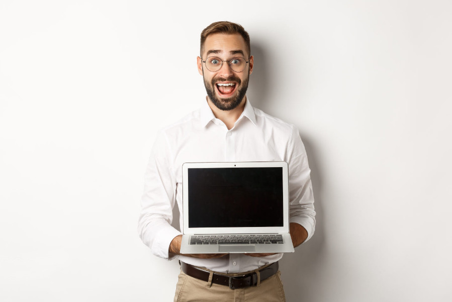 cholovik-z-noutbukom-posmihaetsya