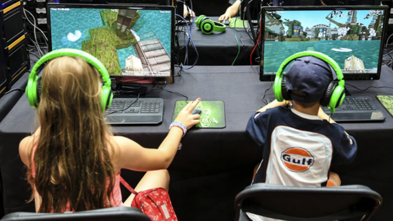 діти грають майнкрафт