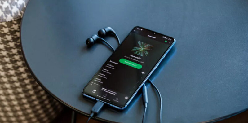 телефон з навушниками на столі