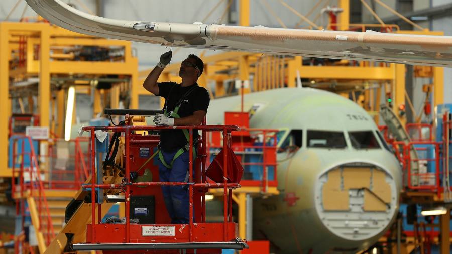 Лізингові компанії придушили Airbus через плани зняти виробництво літаків