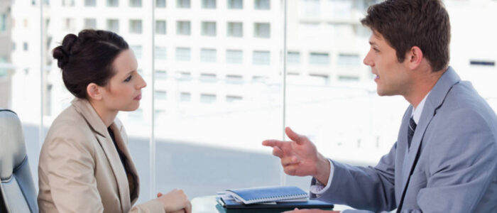 рекрутер та кандидат на співбесіді