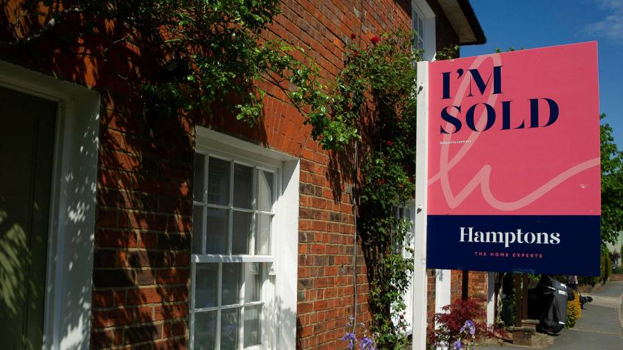 Лондонці витратили рекордні £55 мільярдів на будинки за межами міста