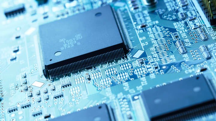 10 найбільших покупців напівпровідників витрачають на чіпи на 25,2% більше