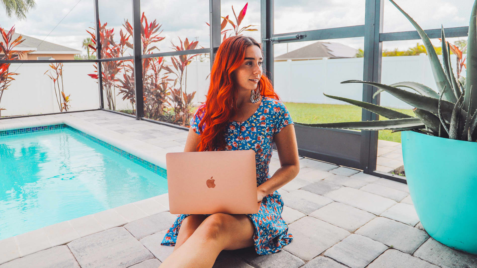 дівчина з ноутбуком