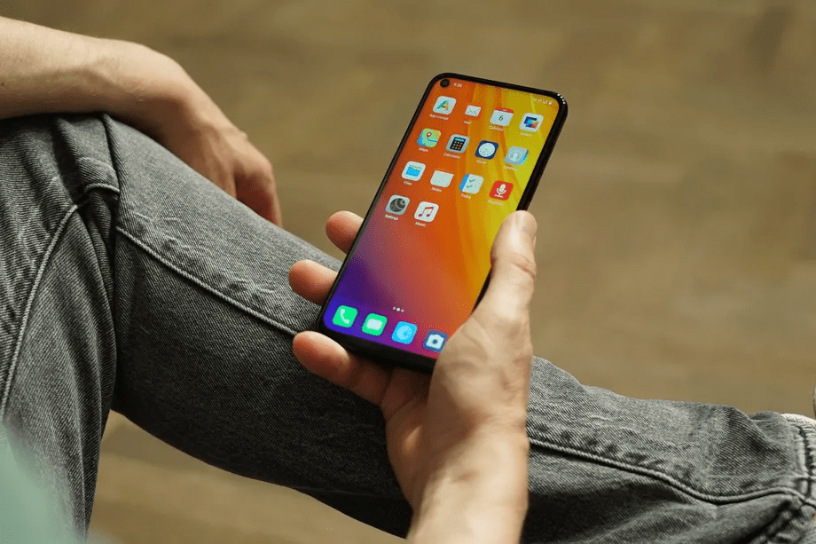 телефон в руках