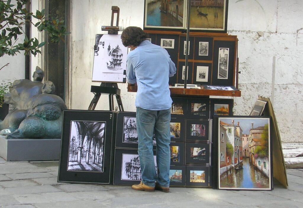 Виставка картин на вулиці