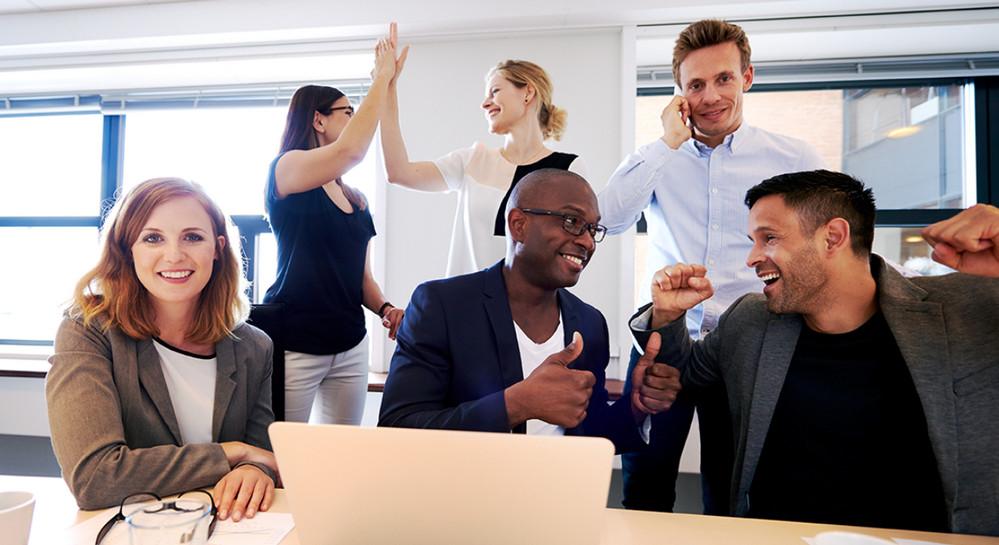 робота офіс, успішна щаслива компанія