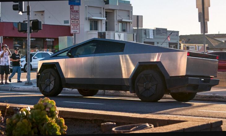 Tesla Cybertruck: футуристичний пікап нарешті на дорогах